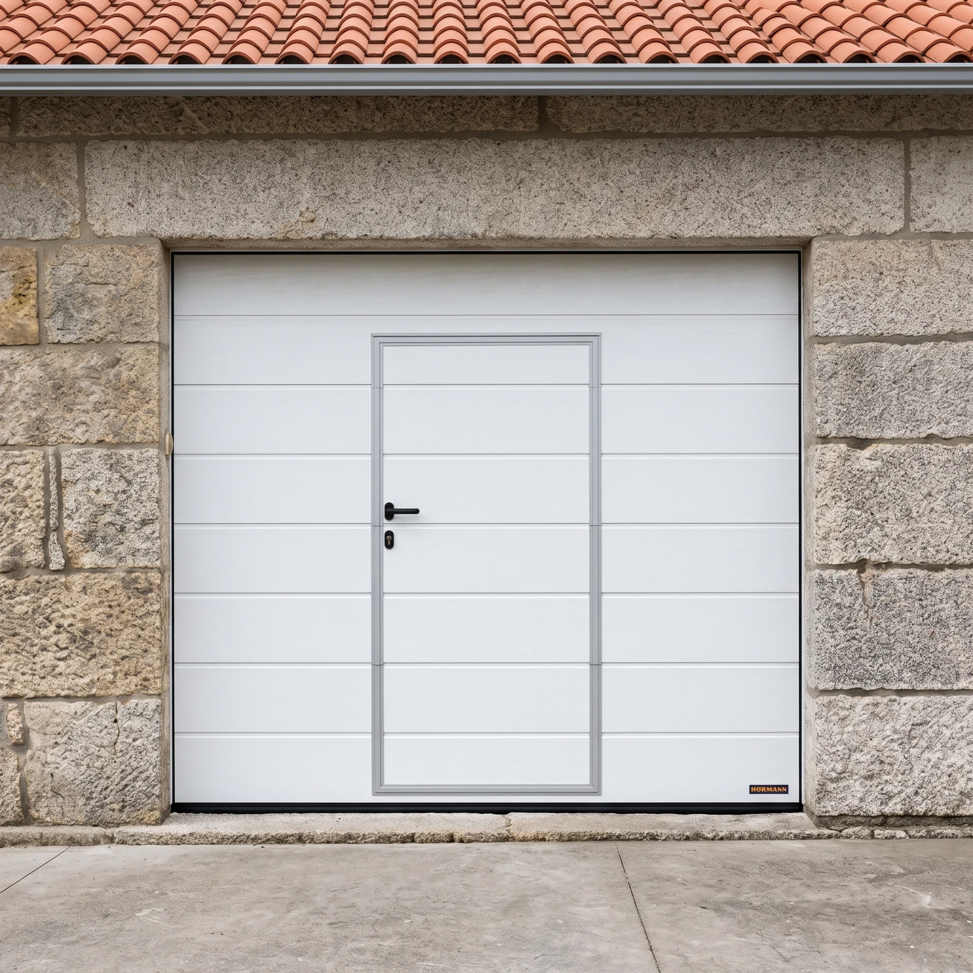 Hormann Puerta de Garaje Seccional con Puerta Peatonal Incorporada. Renomatic Acababo Woodgrain [ancho]mm x [alto]mm, acanalado M, [color] Automatismo Promatic con 1 emisor incluido. Plan de plazo de entrega corto. (RAL 9016 BLANCO, 2375x2125, Sin revestimientos de guías)